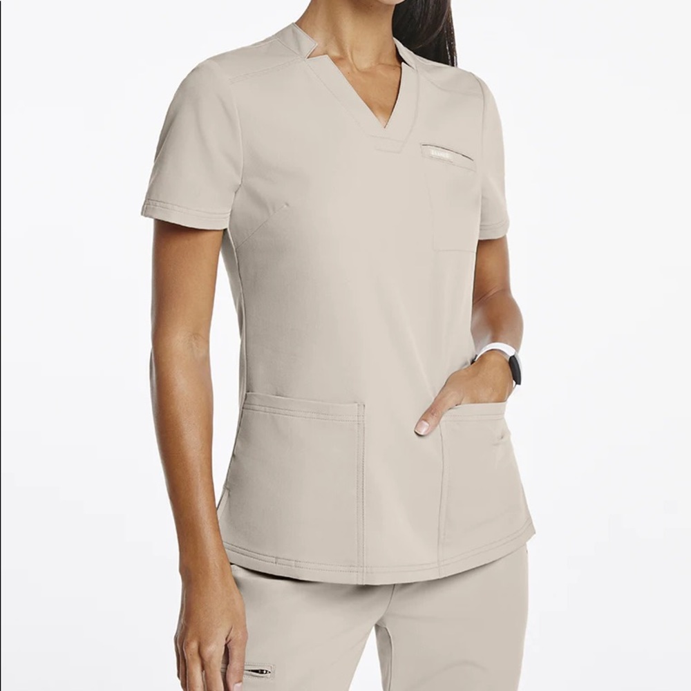 FIGS Women's Relaxed 3-Pocket Top